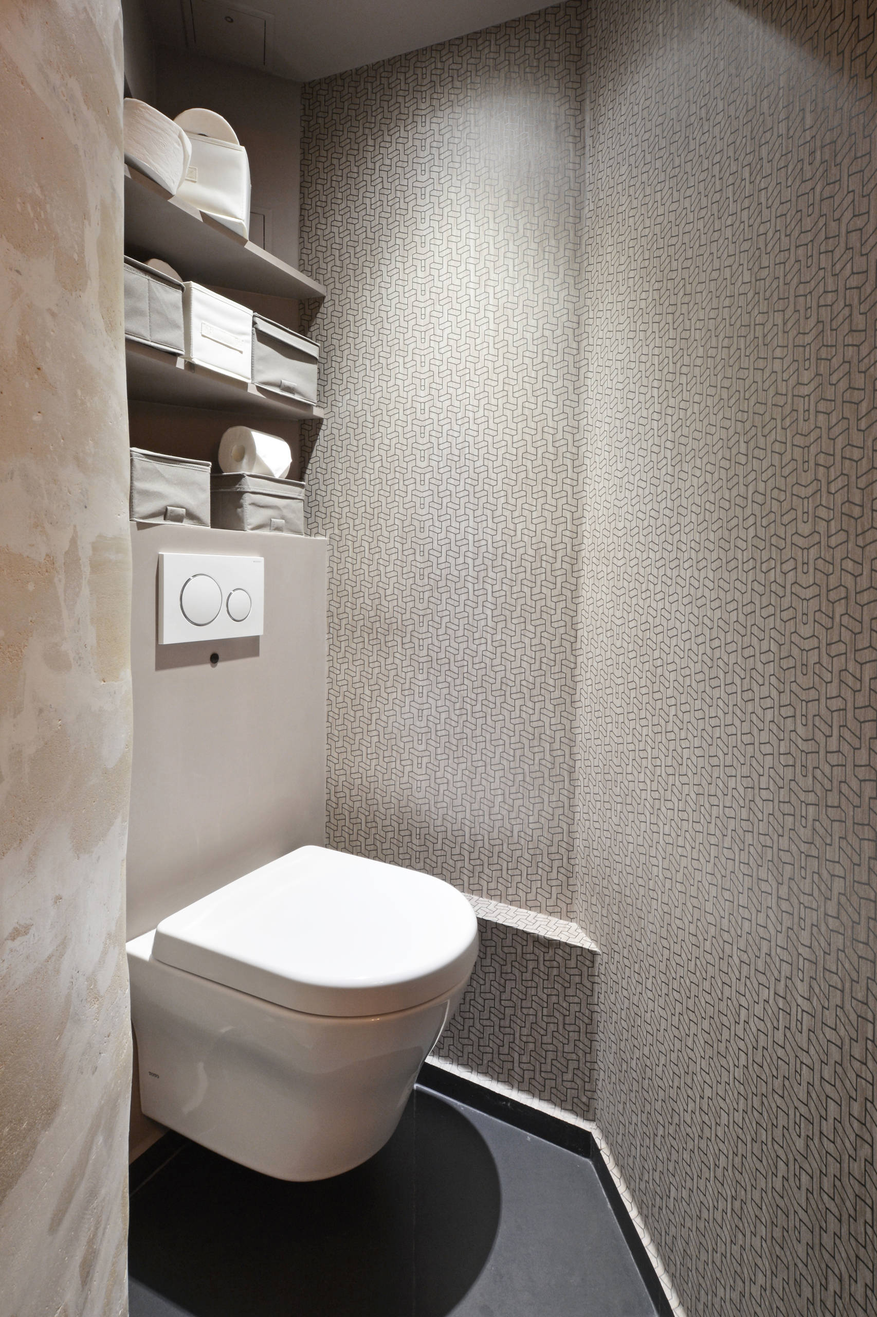 Salle de bain contemporaine avec double vasque gris perle, douche italienne mosaïque cuivre et parquet bois exotique — Paris 6e