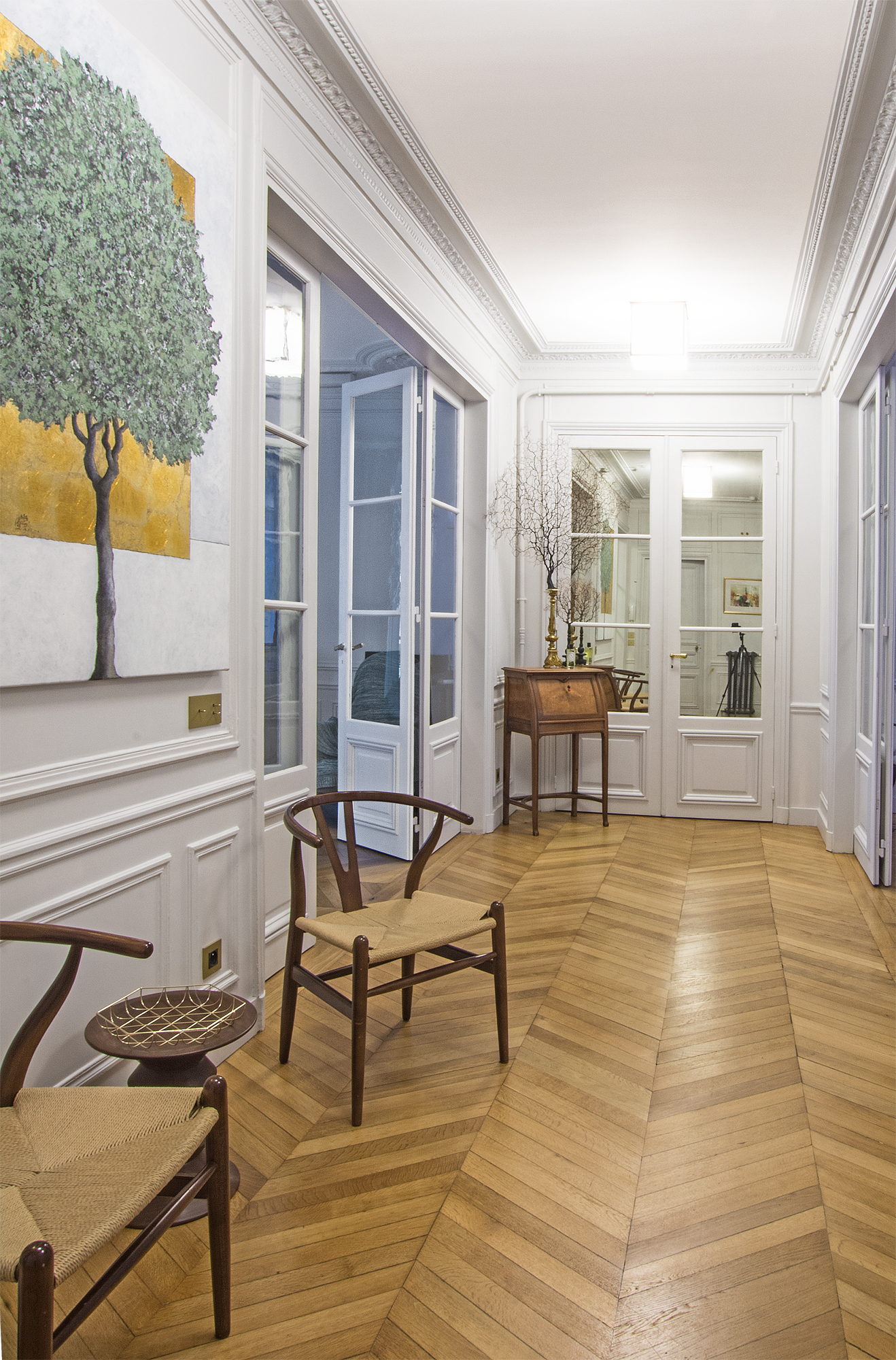 Parquet chevron restauré dans un appartement haussmannien parisien
