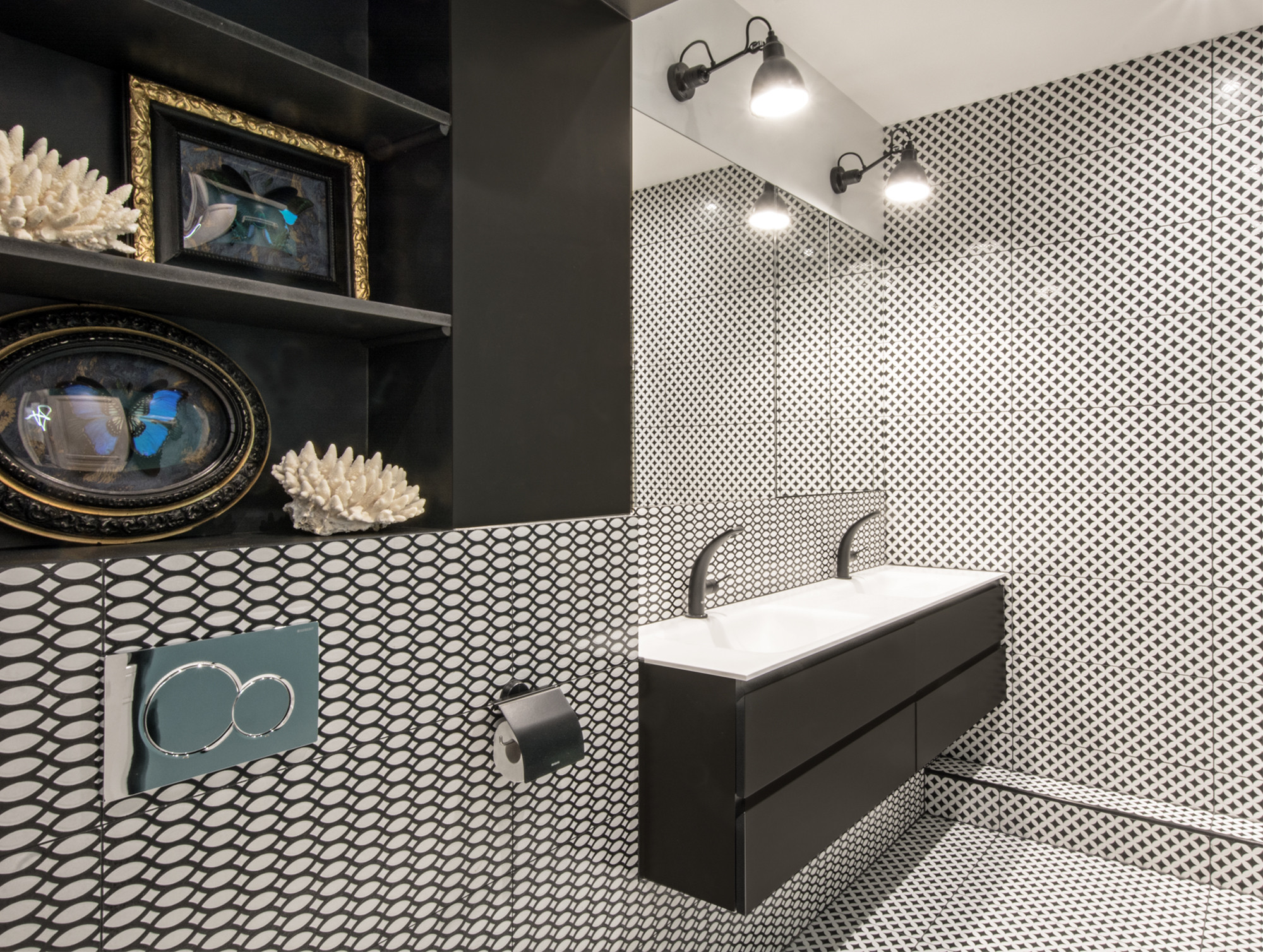 Salle de bain noir & blanc avec niches décoratives, vasque double et appliques Gras — rénovation Paris 7e