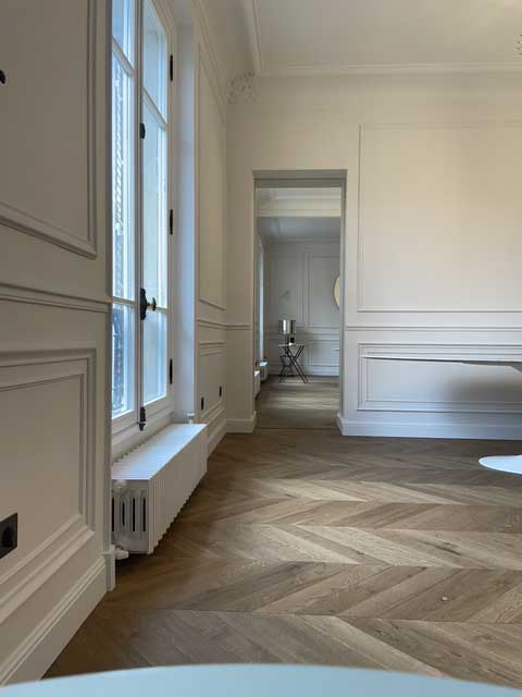 Rénovation haussmannienne Paris 7e — parquet chevron et moulures
