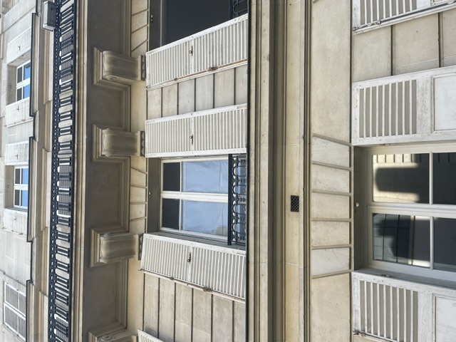 Rénovation et pose de fenêtres bois traditionnelles — façade haussmannienne Paris