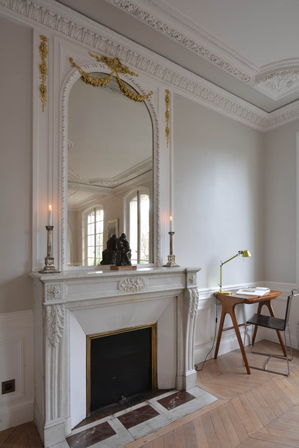 Cheminée marbre avec guirlandes dorées et miroir trumeau — détail moulures Paris 4e