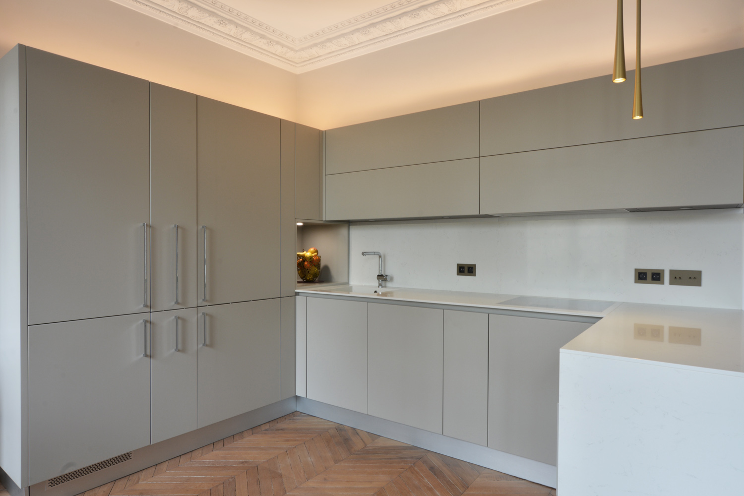 Détail cuisine avec table noyer et lampadaire Arco — appartement haussmannien