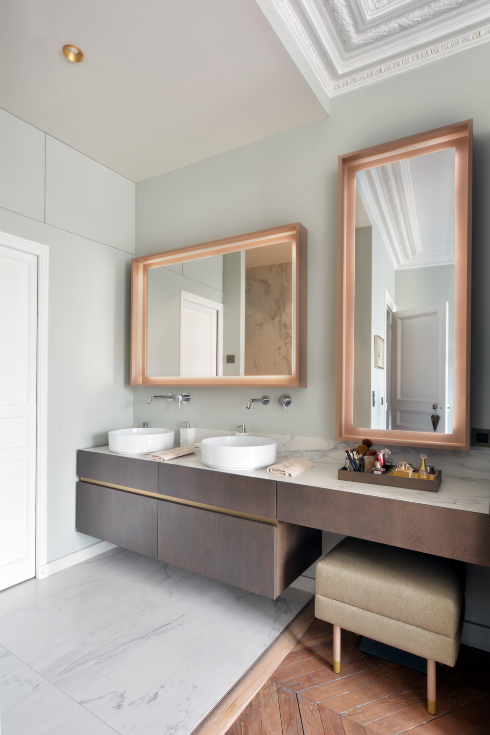 Salle de bain suite parentale avec double vasque, plan marbre et miroirs cuivrés — Paris 4e