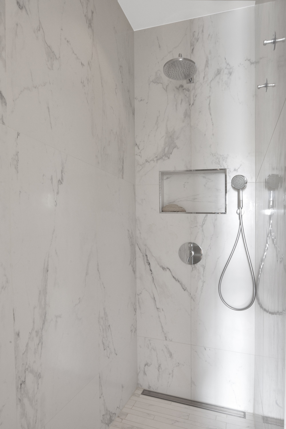 Douche en marbre blanc avec niche intégrée — salle de bain haut de gamme Paris