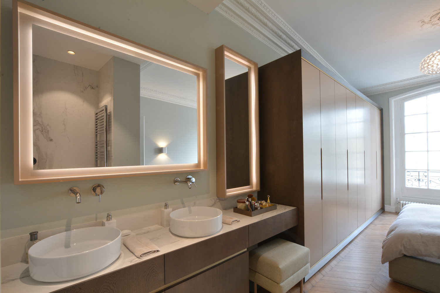 Détail robinetterie et marbre dans salle de bain de luxe