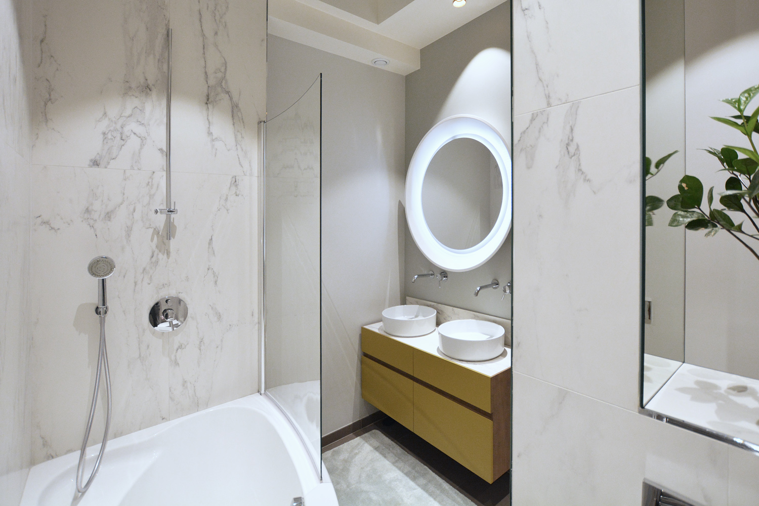 Détail meuble salle de bain en noyer avec vasque posée