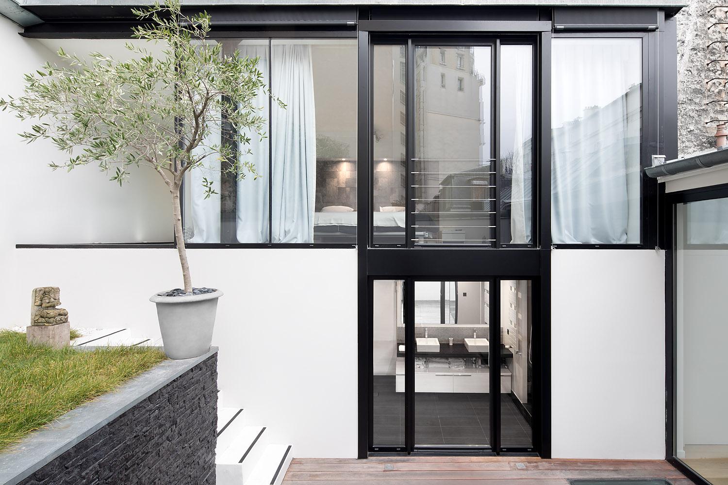Rénovation maison Paris — verrière contemporaine et façade architecturale