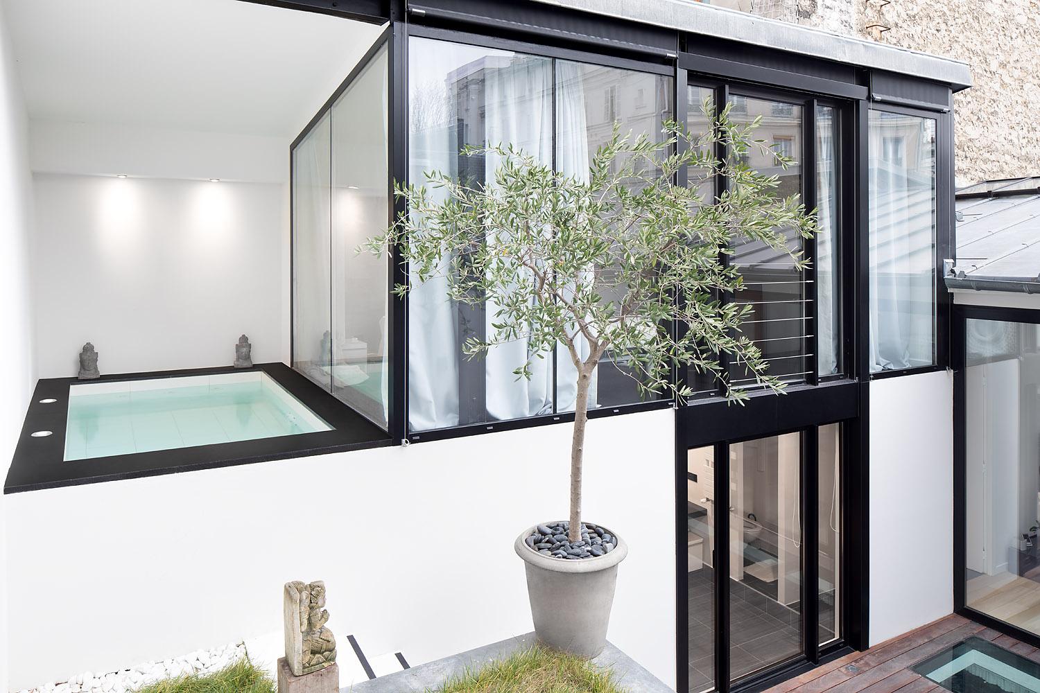 Rénovation maison Paris 18 — verrière, jacuzzi et terrasse bois