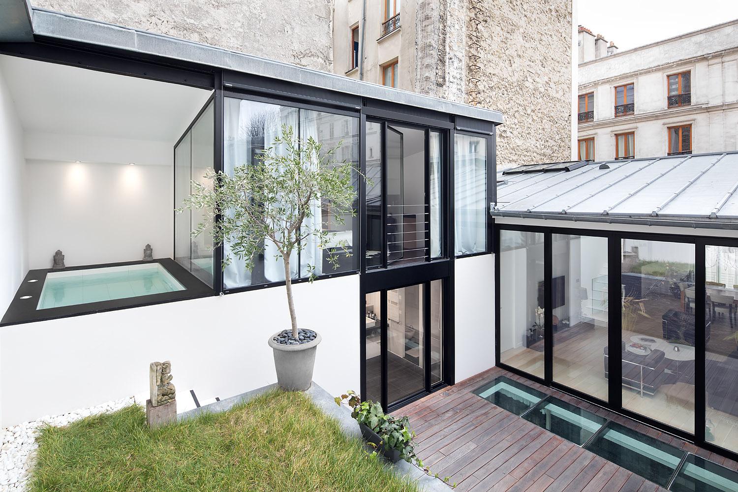 Rénovation maison Paris — cour intérieure avec verrière et terrasse bois