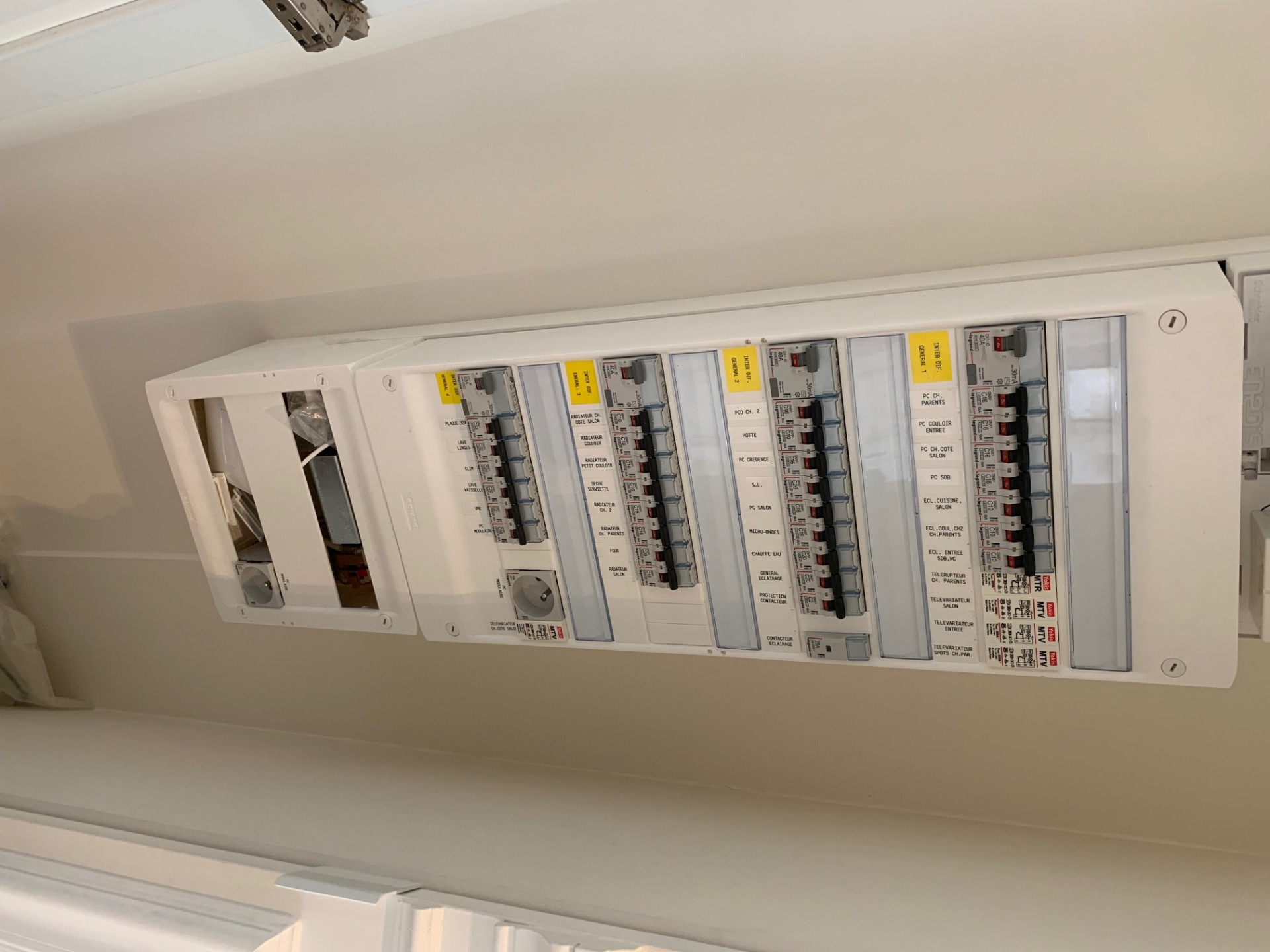 Tableau électrique rénové dans un appartement parisien haut de gamme