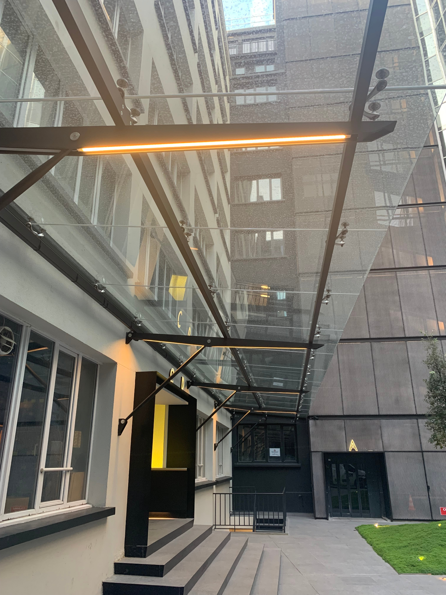 Auvent métallique acier sur entrée bâtiment