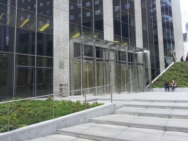 Charpente métallique sas entrée tour de bureaux La Défense