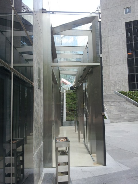 Sas d'entrée acier inox et verre — tour de bureaux