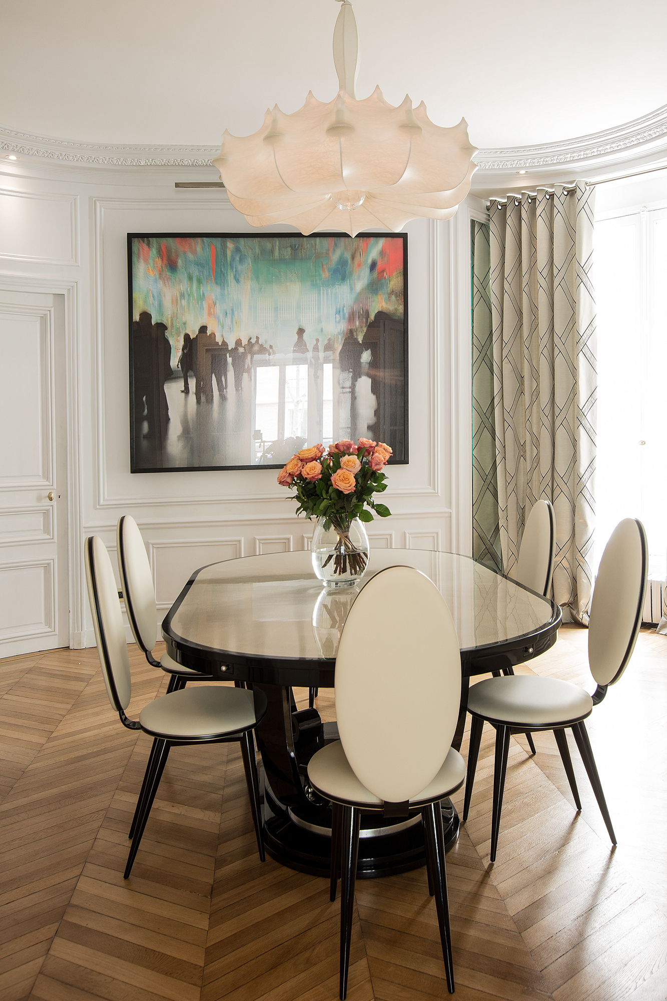 Rénovation appartement haussmannien Paris — salon avec moulures et cheminée marbre